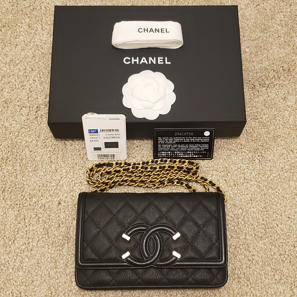 ✔✔SOLD✔✔ Authentic CHANEL Filigree Wallet On Chain